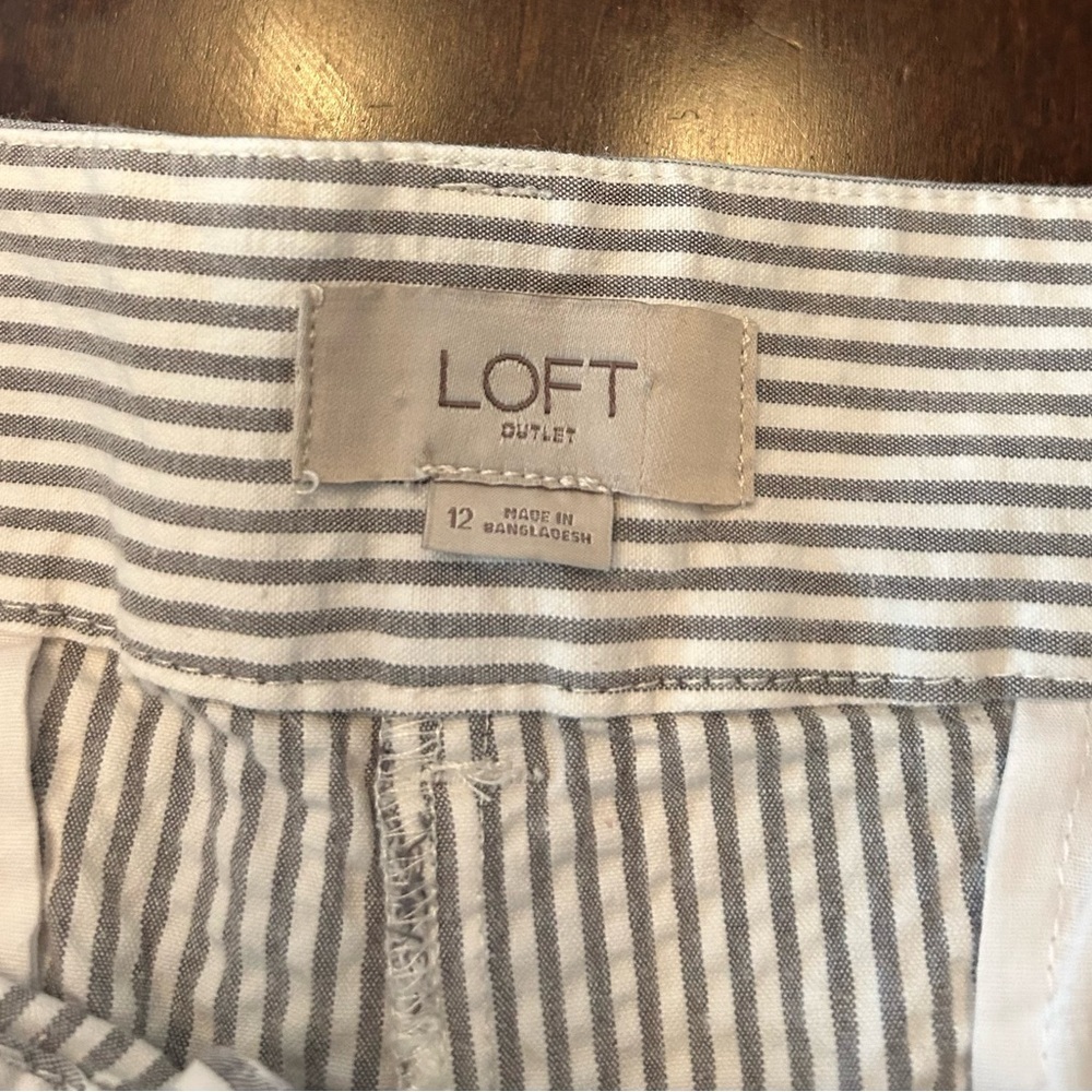 LOFT Striped Gray and White Seersucker Women’s Shorts - Picture 2 of 3